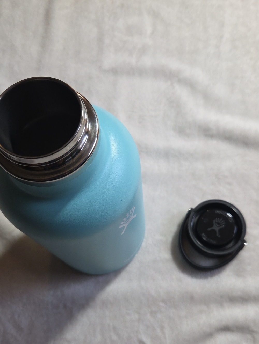 Hydroflask Wide-Mouth Vacuum Bottle with Flex Cap - 64 fl. oz. - Picture 10 of 12